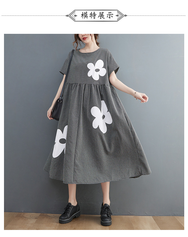 A real photo of a large-sized, loose, retro, and fresh round-neck printed dress with small checks in summer pic 8