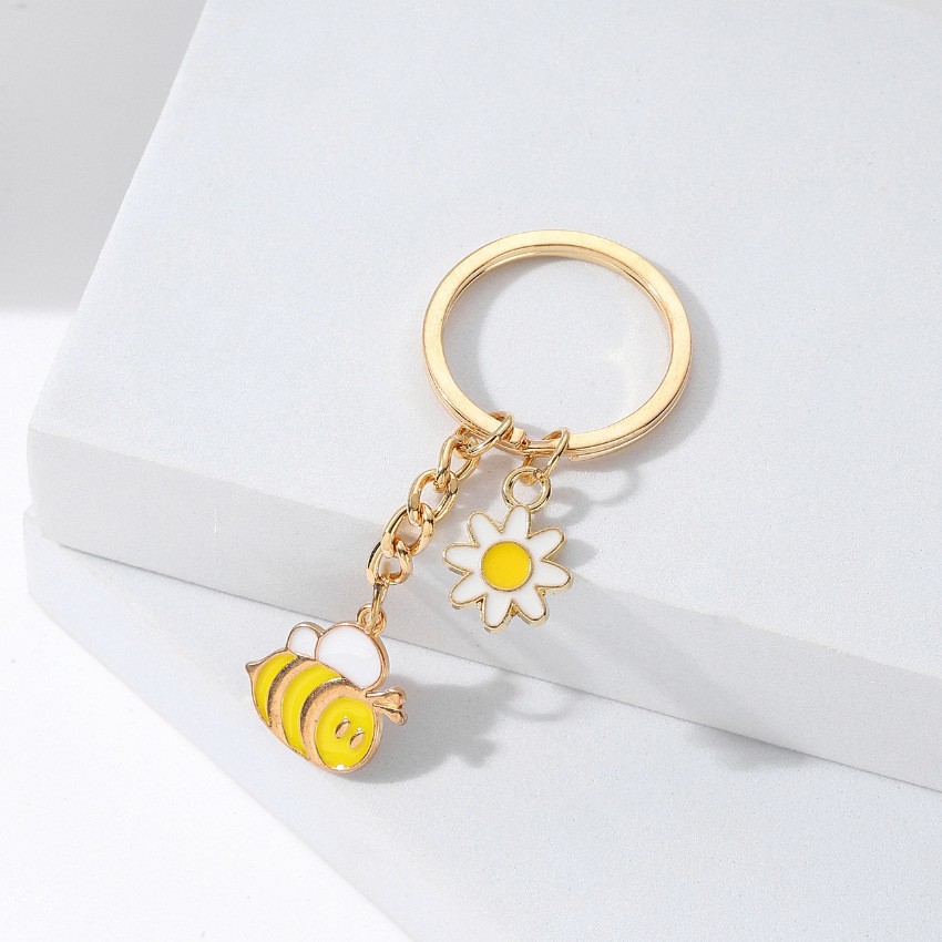 Creative and fresh Daisy metal keychain pendant, cute diamond-encrusted little bee keychain alloy decorative accessory pic 3