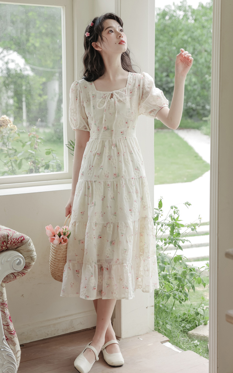 One-piece delivery 2024 Summer new French niche style floral print short-sleeved dress with sweet embroidery and printing pic 23