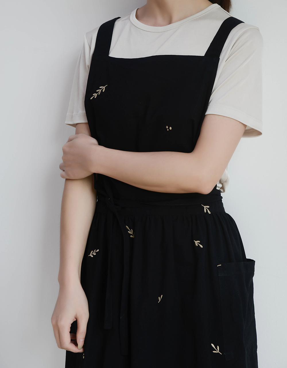 Wholesale of cross-border Korean version ins embroidered all-cotton kitchen aprons with pockets, cotton and linen waterproof aprons and waistbands pic 6