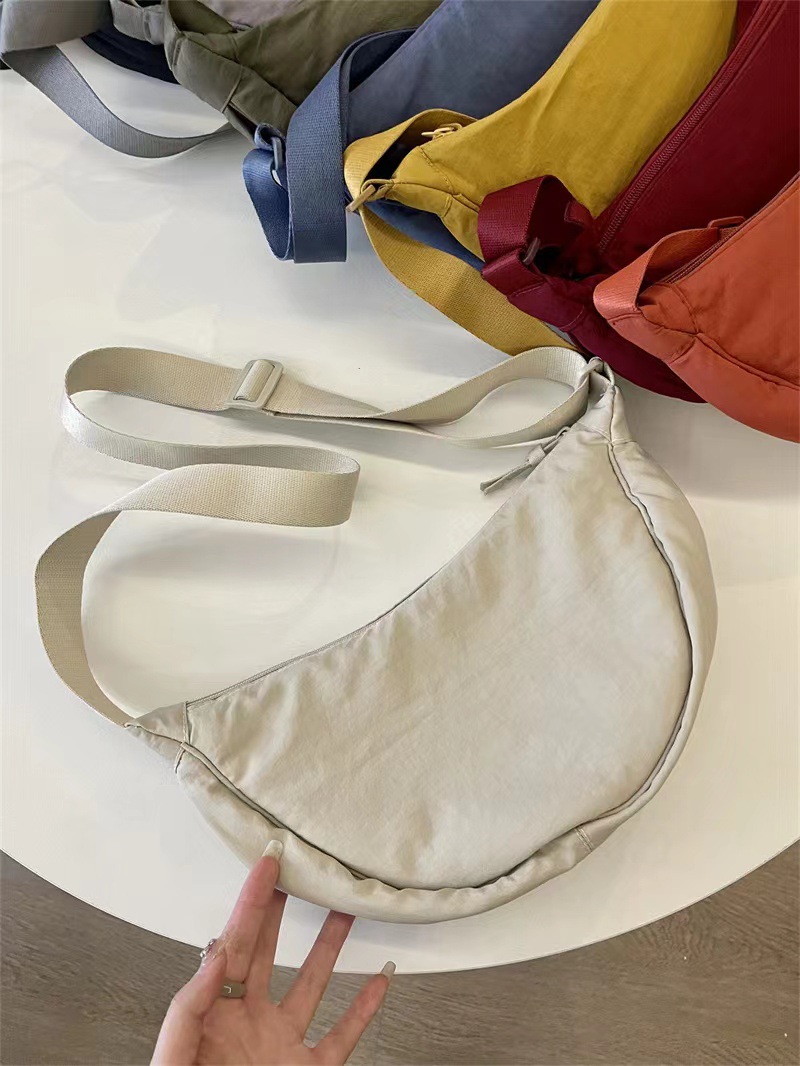 U家试衣间同款女斜挎包小红书尼龙饺子包学生单肩包布包工厂货源详情24