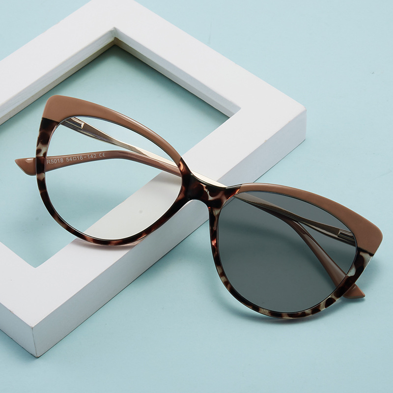 New fashionable anti-blue light glasses, cross-border European and American cat-eye frames, ins retro photosensitive color-changing glasses pic 2