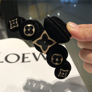 The elegant water diamond and pearl hair band is a versatile and sweet headwear for girls. It features a simple and elegant hairpin mesh and a red outlet pressure headband pic 6