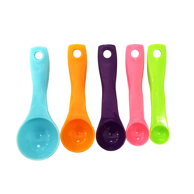 A set of 5 plastic graduated color measuring spoons pic 2