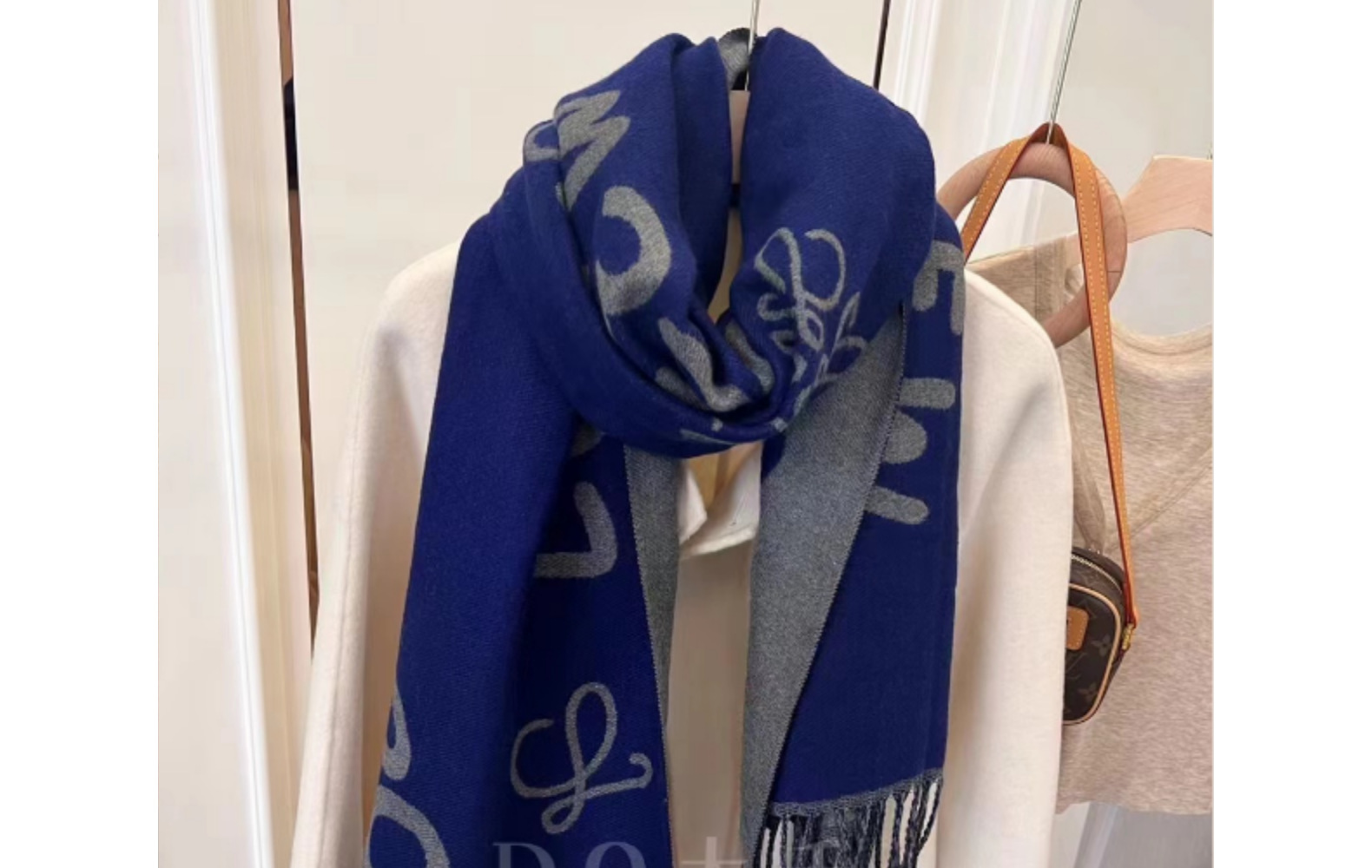 新款大牌涂鸦logo字母金丝款仿羊绒围巾女Lw冬季披肩保暖时尚详情15