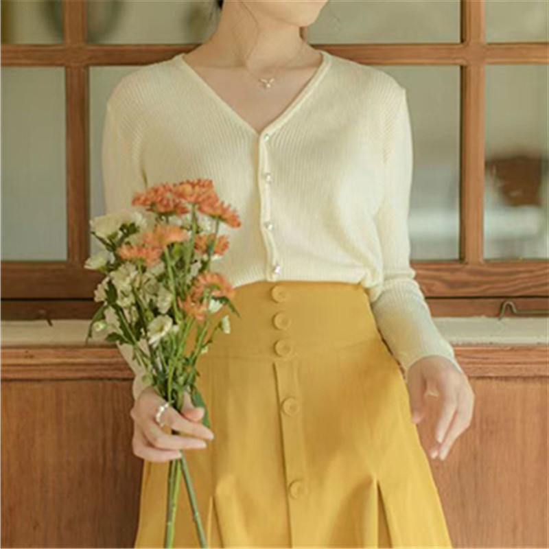 The new 2022 cardigan for women, Korean autumn style, pearl buckle V-neck knitted sweater, gentle style, versatile short sweater coat pic 15