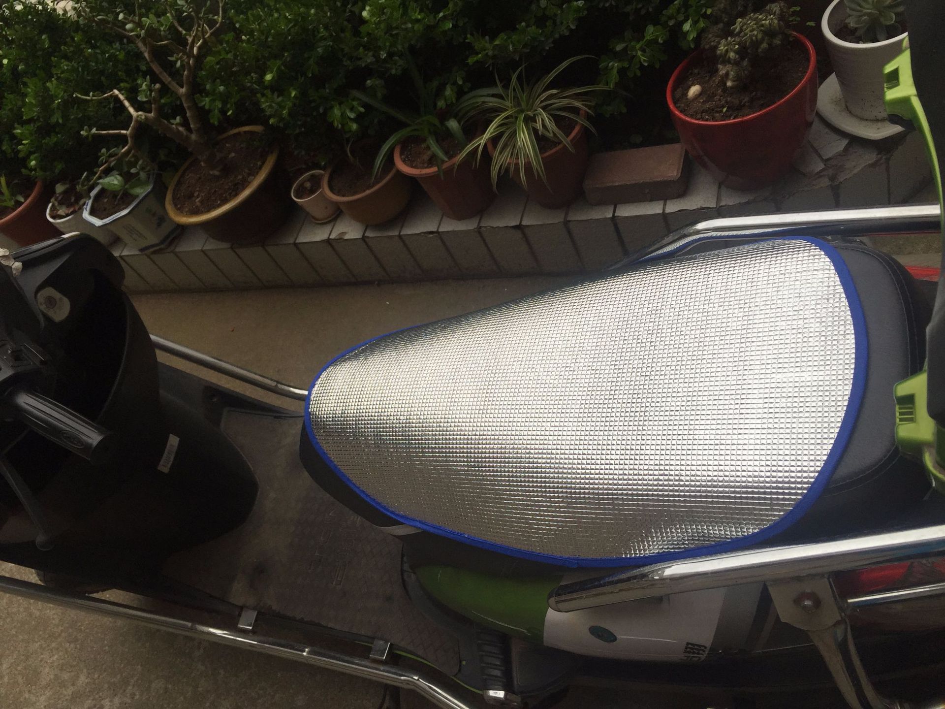Blue-edged thickened small square electric bike sun protection pad, motorcycle and electric bike seat pad, waterproof double-sided aluminum film heat insulation pad pic 9