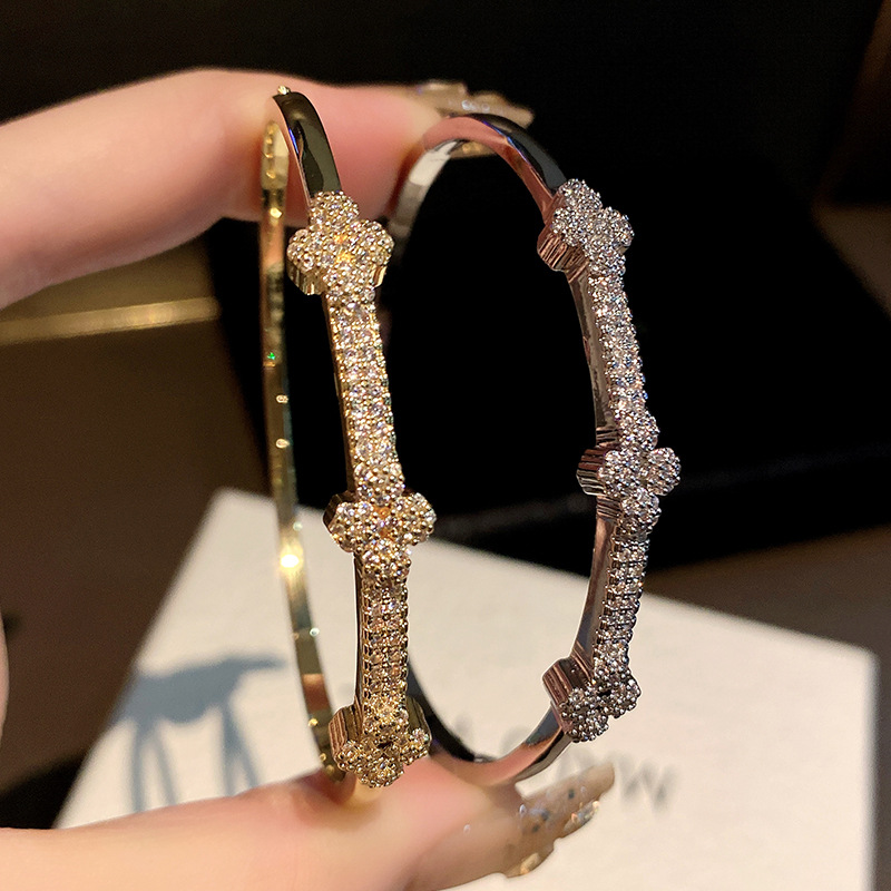 European and American cross-border fashion micro-inlaid four-leaf clover bracelet, copper material, retro trend, niche and trendy bracelet accessory, wristband pic 4