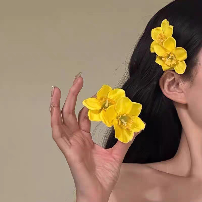 The forest-themed yellow flower hairpin at the back of the head is sweet and fresh. The hair is styled in a small and neat style. The side of the bangs is styled in a trendy way pic 11