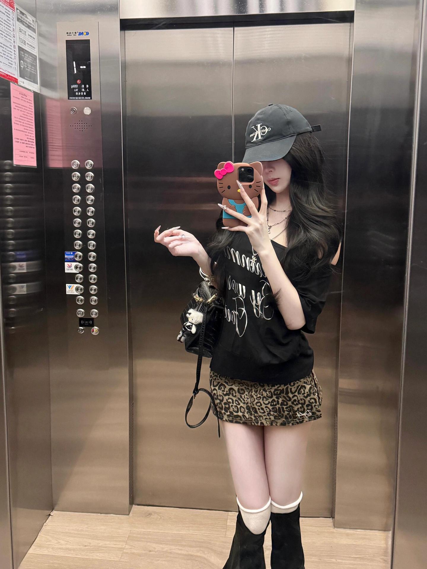 美式复古黑色斜肩短袖t恤女2025夏季设计感休闲宽松露肩辣妹上衣详情6