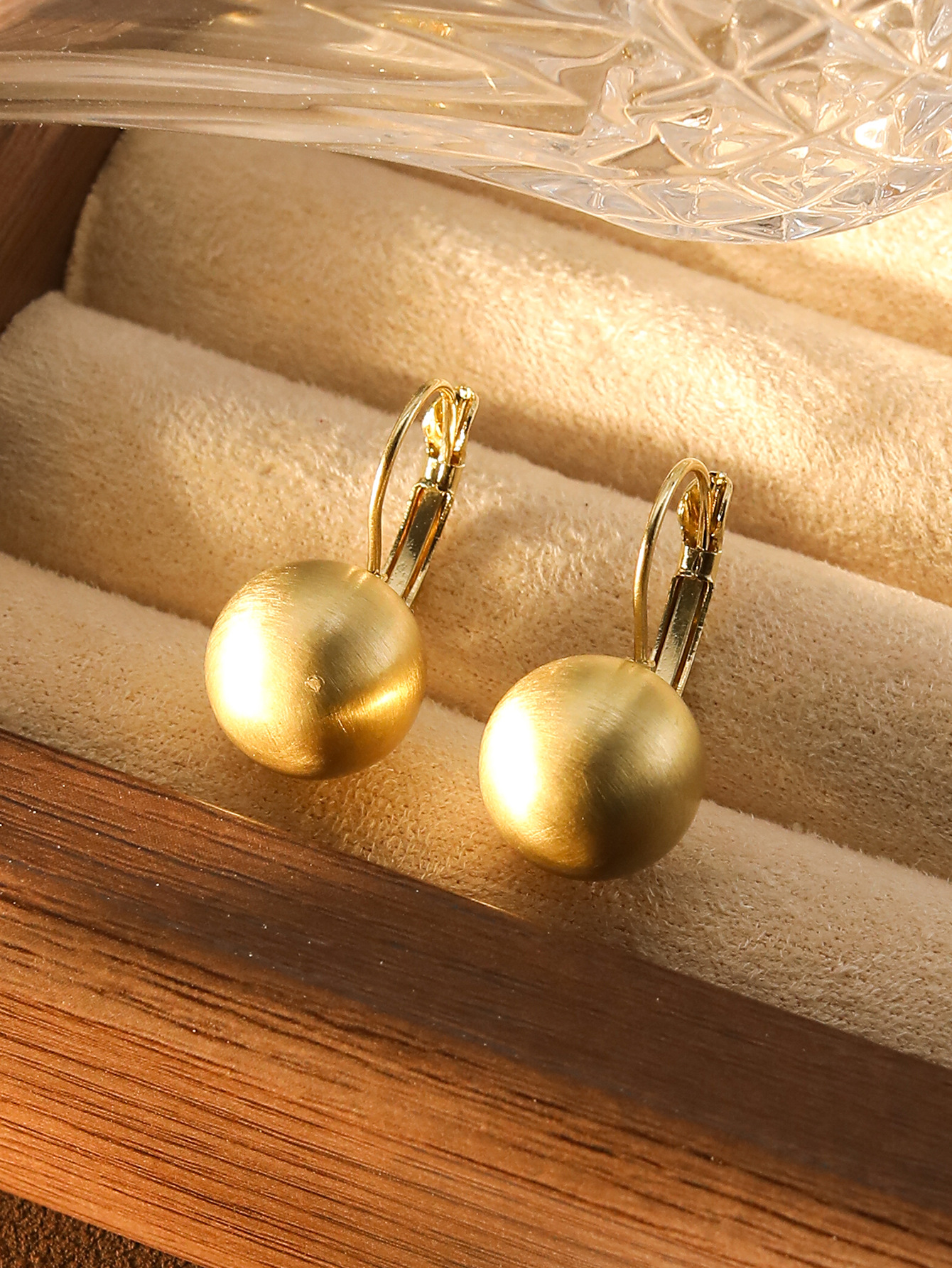 French matte brushed round earrings with a high-end touch and a cold, elegant style. The wind matte ear buckles are light luxury, fashionable and versatile earrings pic 8