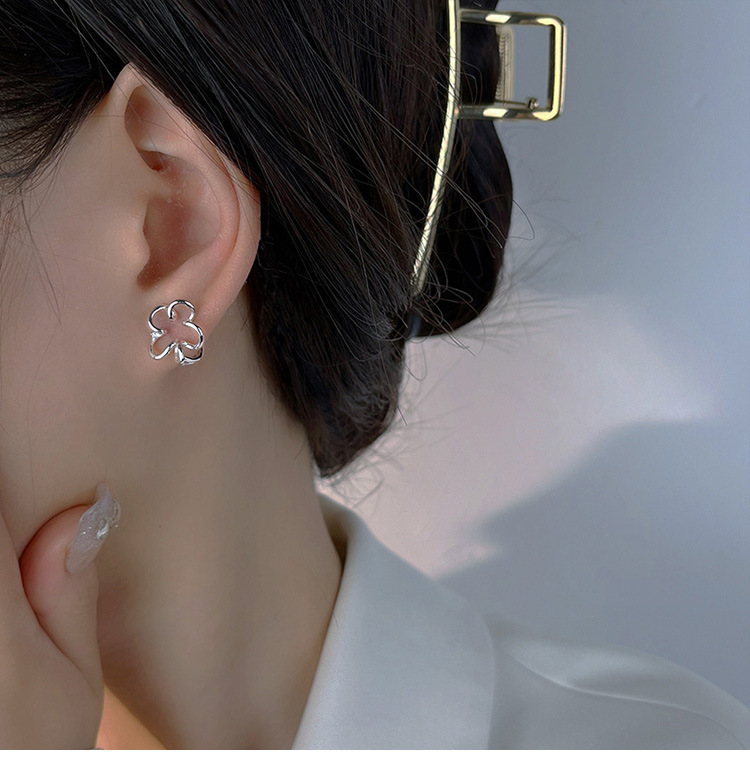 Flower-shaped ear clips for women, 2024 new high-end and light luxury earrings, niche design summer earrings pic 10