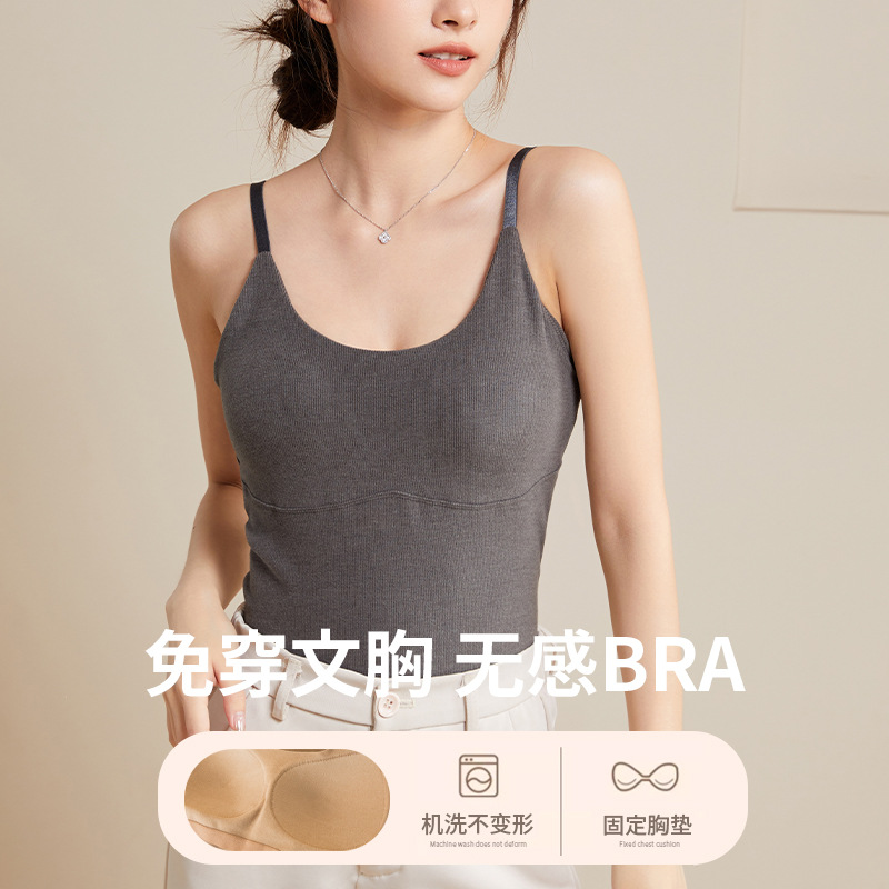 A halter top is a versatile and fashionable choice for women. It can be worn as an inner layer with a chest pad and a bra, revealing the navel pic 3