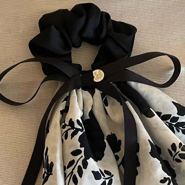 A new retro and high-end hair tie with a French elegant flower ribbon bow and a large colon hair band for women. A gentle headwear for women pic 4