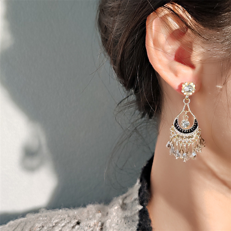 The popular diamond-encrusted gold multi-tassel ear studs from Japan and South Korea exude a fashionable, light luxury and high-end feel. They are versatile floral earrings that exude a feminine charm pic 3