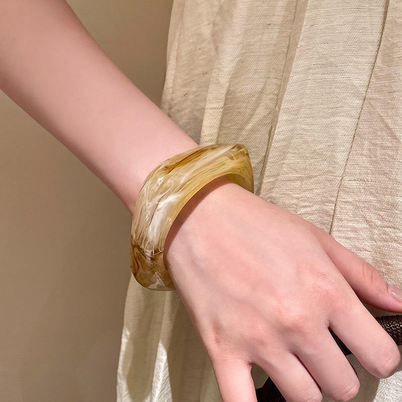 Wide-edge acrylic acetate bracelet, a retro ins-style, niche design for women, is a versatile accessory for students and best friends pic 8