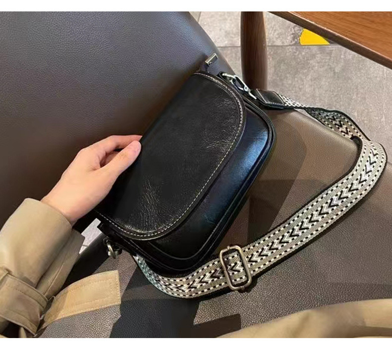斜挎包2023新款潮高级感真皮女包小方包复古牛皮单肩包详情18