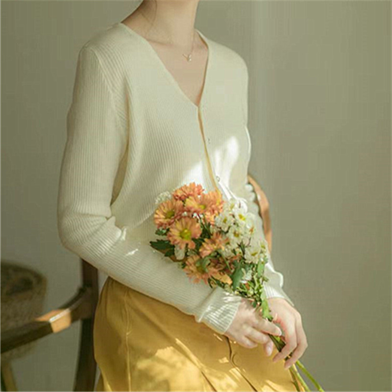 The new 2022 cardigan for women, Korean autumn style, pearl buckle V-neck knitted sweater, gentle style, versatile short sweater coat pic 11