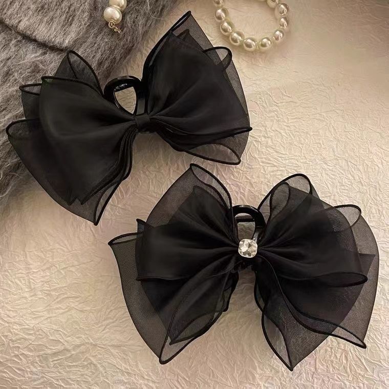 The princess on the run wears a black double-sided large bow hairpin, a shark clip, and a high-end hairpin at the back of her head pic 4