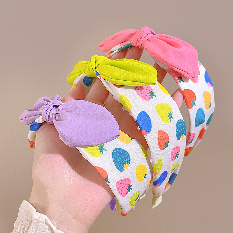 The new polka dot bow headband is a versatile Korean-style pleated hair accessory for women. It features a high top of the head with pressure and ruffled edges. The headwear is simple and elegant pic 7