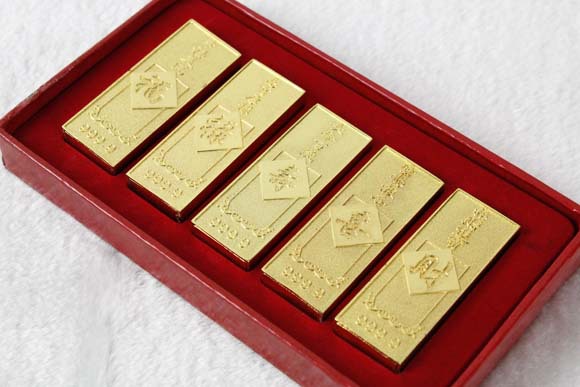 Exquisitely decorated home decoration items featuring fortune, prosperity, longevity, happiness and wealth gold bars pic 2