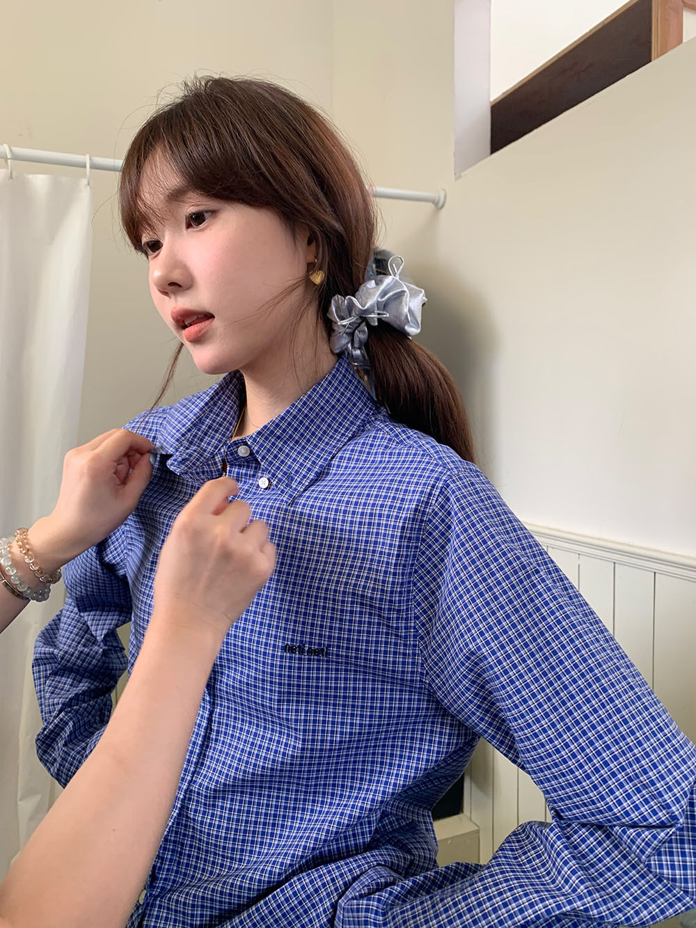 A real photo of a woman wearing a retro, fair-skinned, blue checkered, simple letter-embroidered single-breasted long-sleeved shirt on Korean Instagram in autumn pic 2