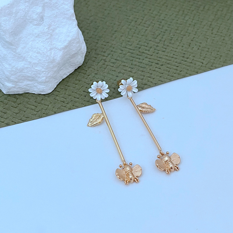 European and American fashion, light luxury, sweet and fresh Daisy and bee inlaid enamel glaze Daisy metal jewelry set pic 12