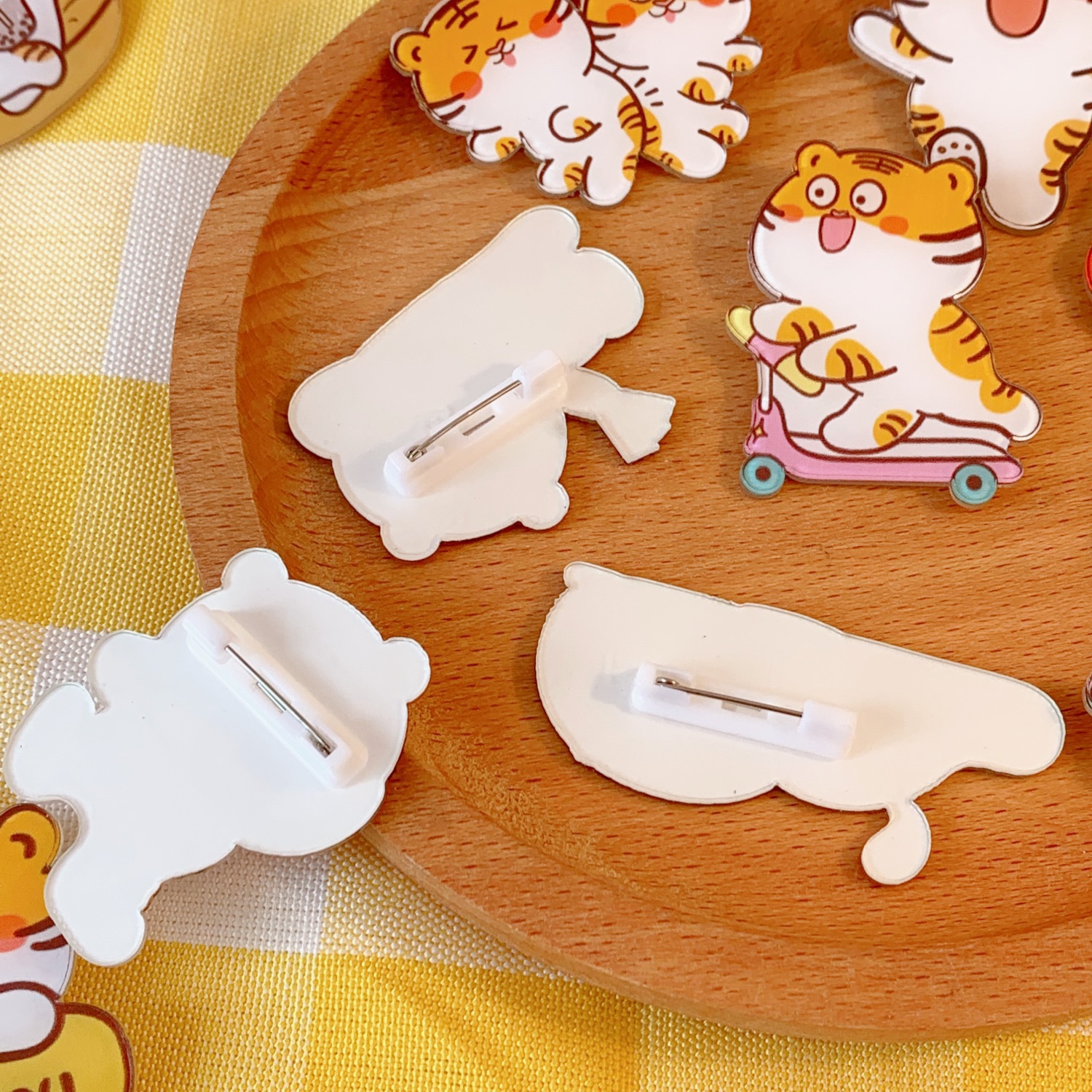 ins风潮可爱甜美小老虎亚克力胸针包包服装装饰配饰卡通创意徽章详情20