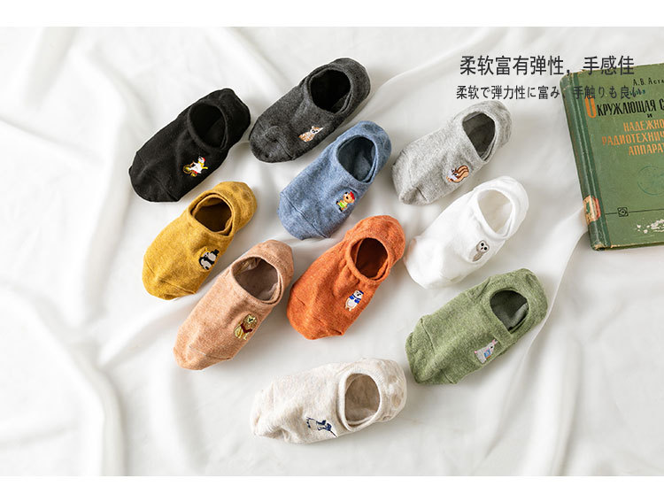 New Japanese-style embroidered cartoon invisible socks for women with a retro style, spring and summer silicone anti-slip cotton embroidered boat socks pic 3