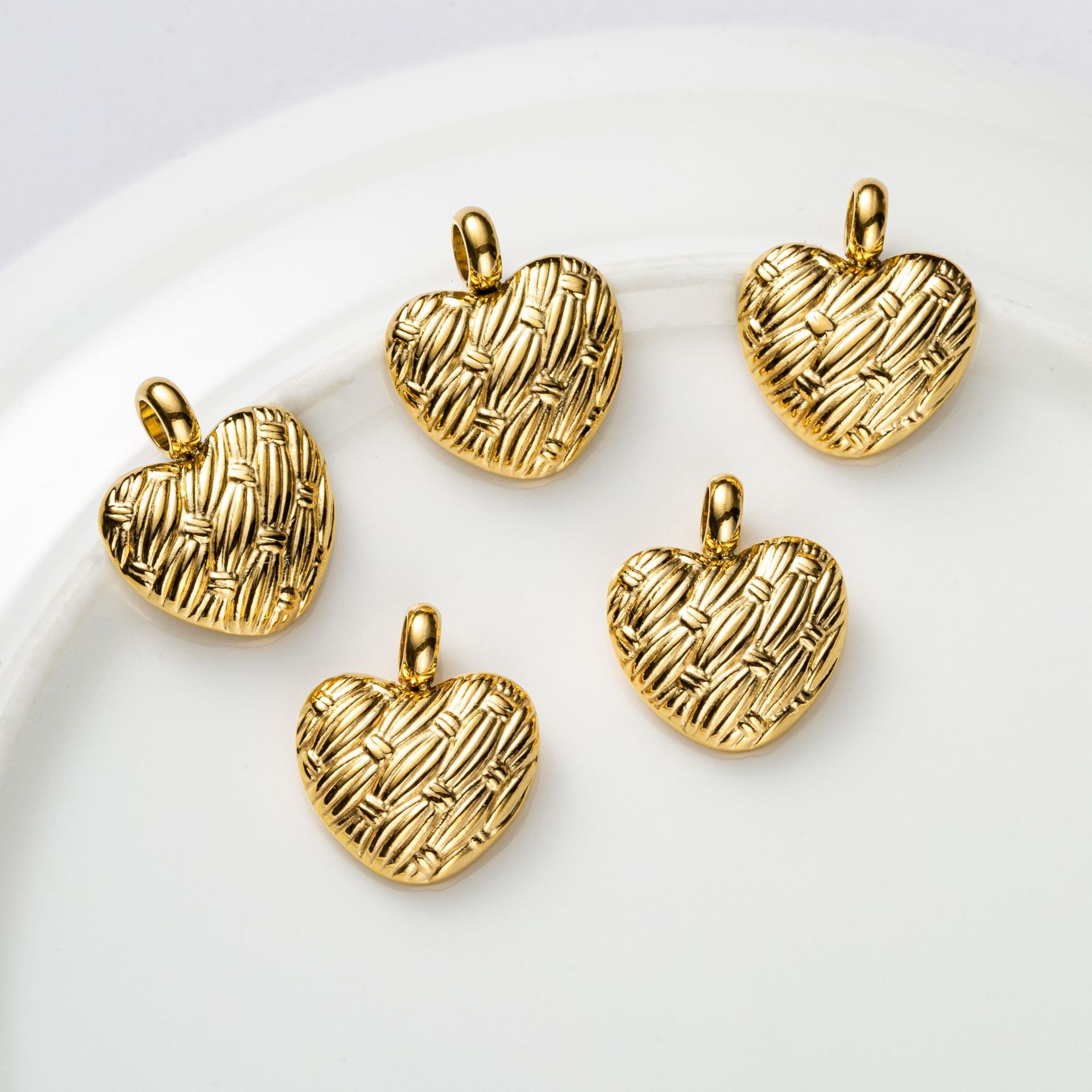 Color-preserving titanium steel plated with real gold, retro heart-shaped heart woven pattern DIY necklace accessory pic 1