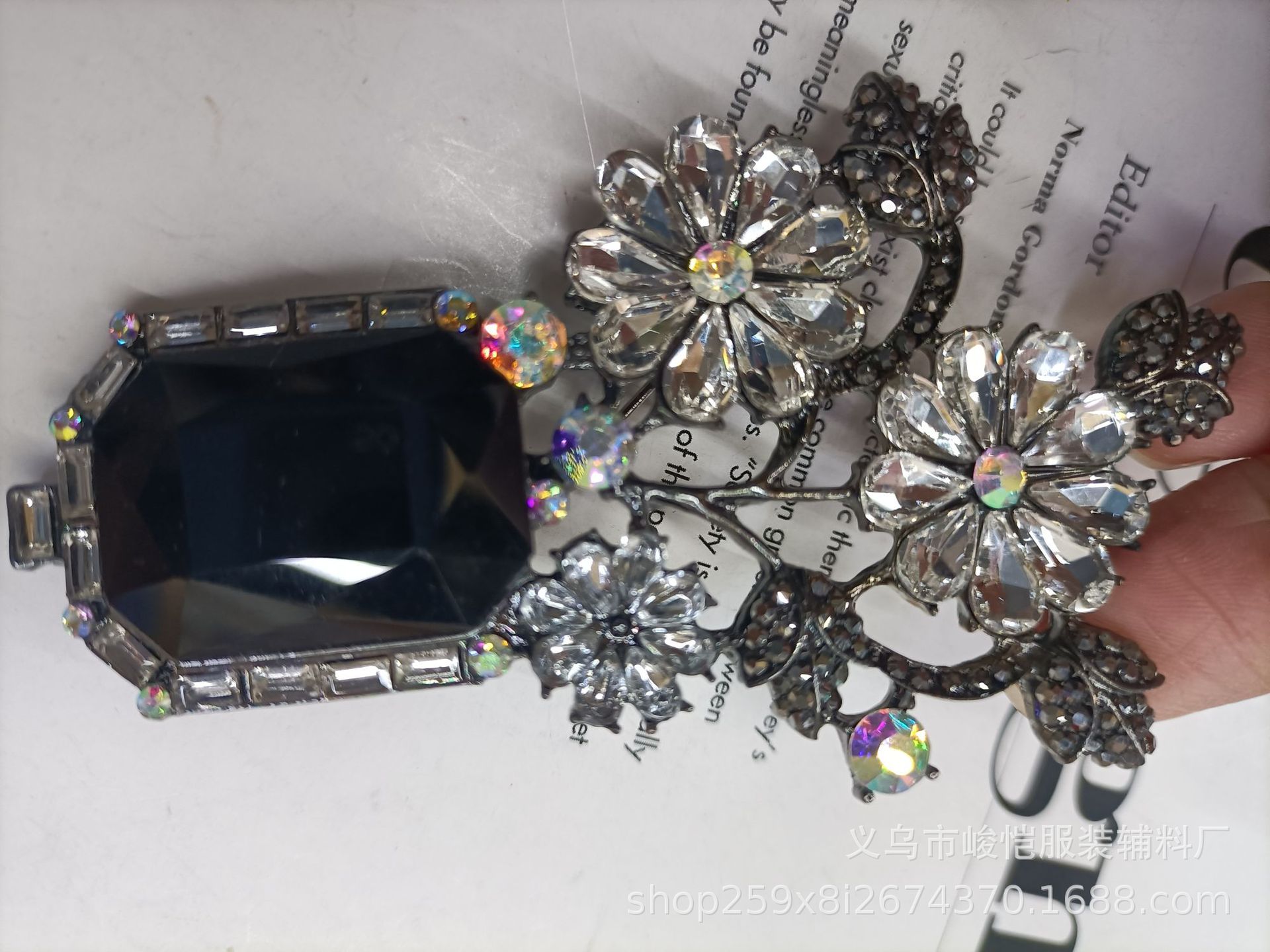 Elegant and refined brooch for ladies, simple Korean crystal corsage cardigan, sweater, pin buckle, overcoat accessory pic 20