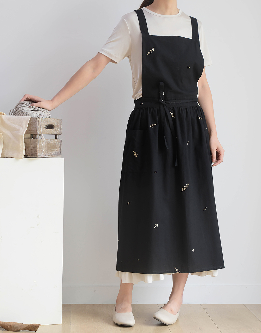 Wholesale of cross-border Korean version ins embroidered all-cotton kitchen aprons with pockets, cotton and linen waterproof aprons and waistbands pic 9