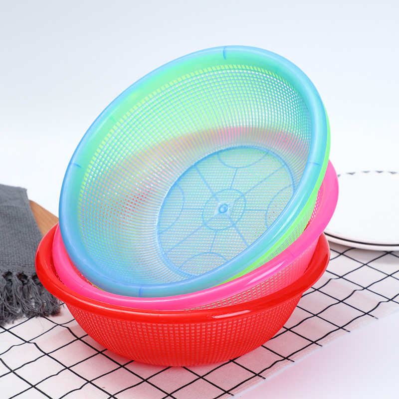 Factory direct sales of brand-new material rice-washing sieves, rice-washing sieves, water-filtering plastic water-draining baskets, vegetable and rice-washing baskets. Wholesale at street stalls pic 4