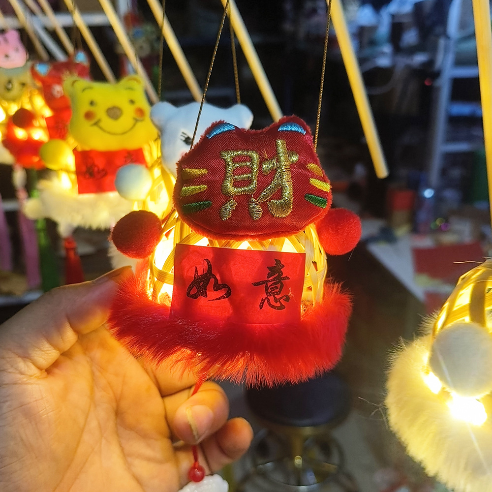 Lantern stalls with ancient-style plush toys and bamboo weaving that glow are also popular tourist attractions. Hand-held lanterns, Mid-Autumn Festival small lanterns, Mid-Autumn Festival little rabbits, and small maneki Neko pendants pic 15