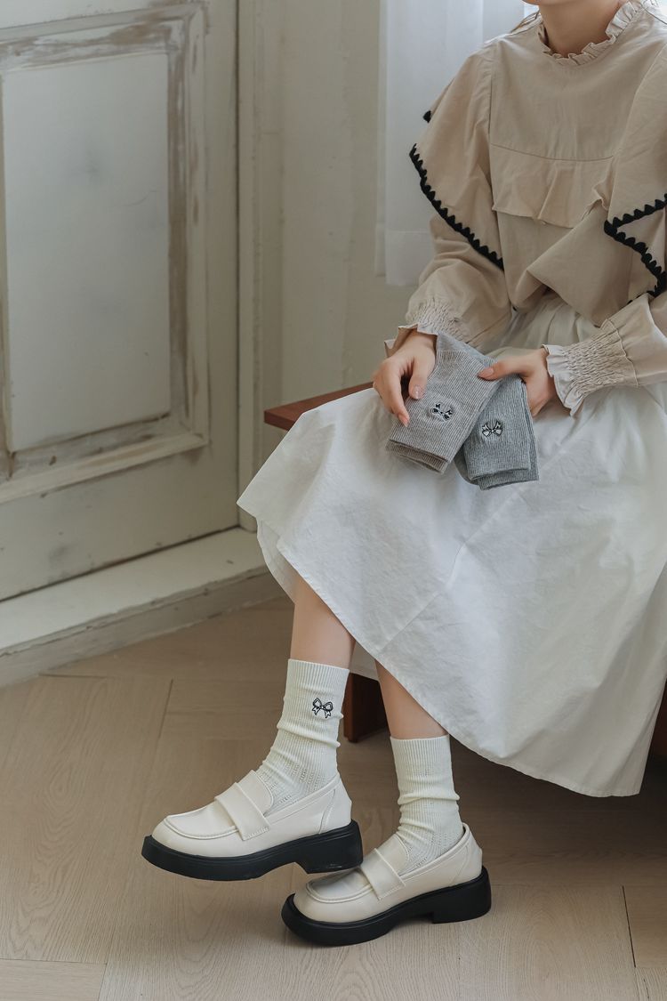 袜子地摊一件代发2024袜子女蝴蝶结刺绣黑白系棉质女士中筒双针素色女袜带袜跟潮款一件代发详情9