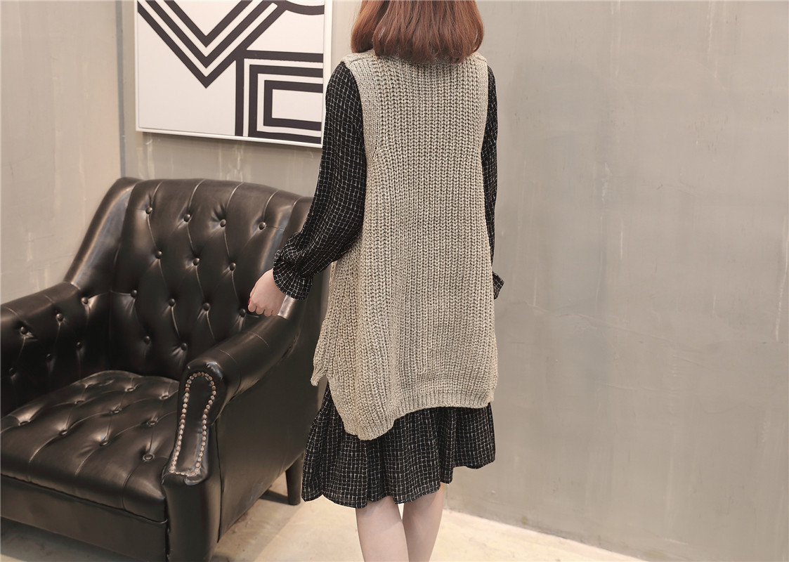 A new and stylish spring outfit for plus-size women, featuring a loose sweater, tank top and skirt that accentuates your figure pic 8