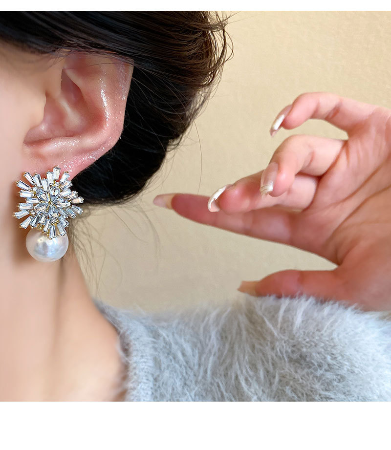 925 Silver Needle Sparkling Diamond Snowflake Pearl Earrings, a light luxury and niche design, high-end stud earrings, a retro and elegant ear accessory pic 11