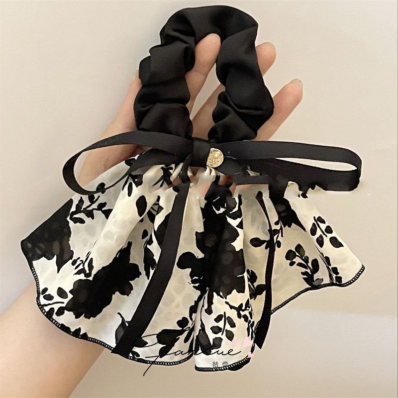 A new retro and high-end hair tie for women with a French elegant flower ribbon bow and large colon hair band. It is a gentle headwear pic 1
