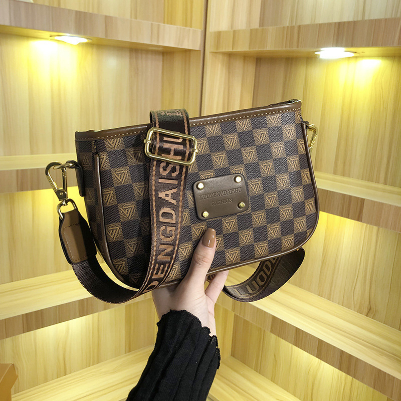 时尚宽肩带女包2023新款百搭字母印花潮流腋下包高级感气质单肩包详情14