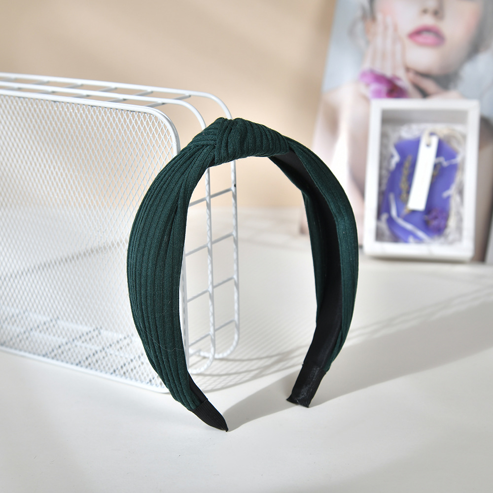 A new Korean knitted hairband in solid color, wide-edge cross, face-washing knitted headband, and a versatile hair accessory for going out to press hair pic 9