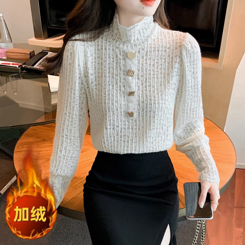 For the 2022 autumn and winter collection, women can wear a small stand-up collar with an elastic and form-fitting lace base layer and a thick fleece top pic 10