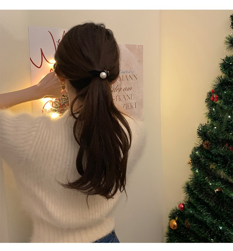 This is a new 2023 stylish and high-end leather band hair accessory for women with a touch of elegance and sophistication pic 5