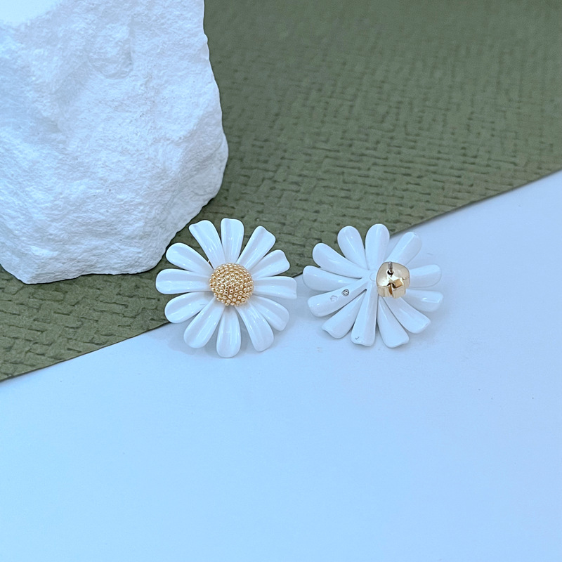 European and American fashion, light luxury, sweet and fresh Daisy and bee inlaid enamel glaze Daisy metal jewelry set pic 9