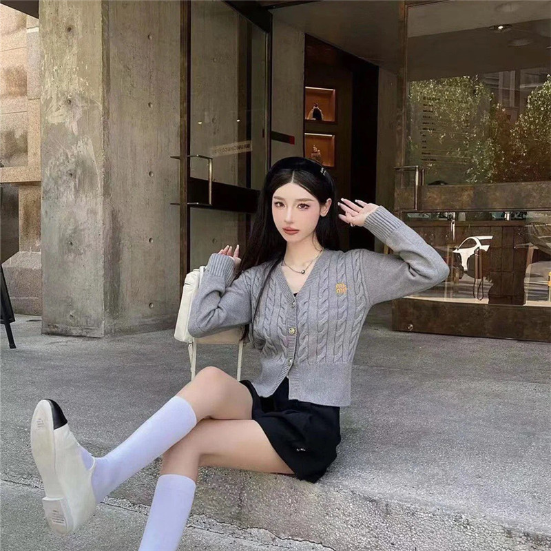 深圳南油女装 缪家女士针织衫秋冬新款V领麻花开衫毛衣刺绣羊毛衫详情17
