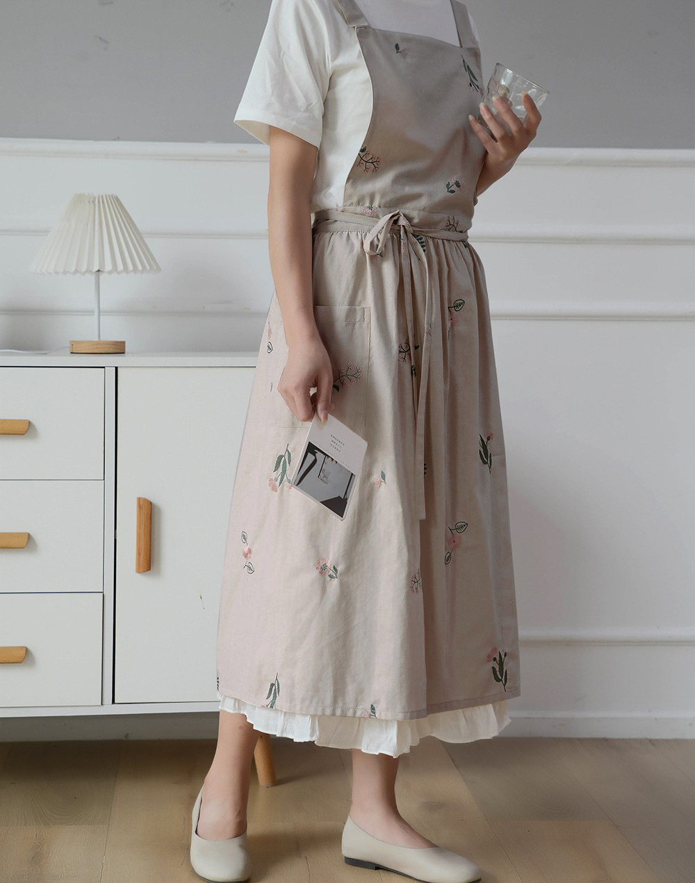 Wholesale of cross-border Korean version ins embroidered all-cotton kitchen aprons with pockets, cotton and linen waterproof aprons and waistbands pic 12