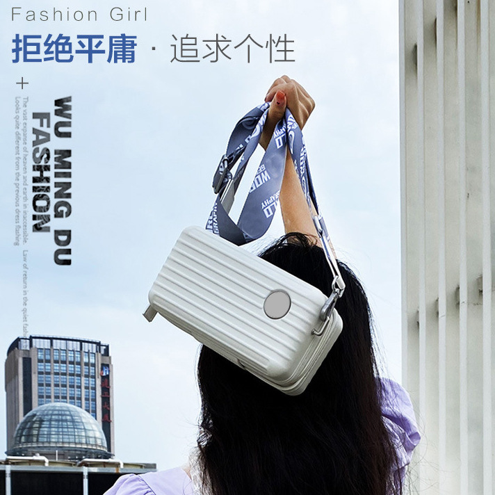 新款收纳化妆包高级感大容量单肩斜挎包女简单便携硬壳手拿小方包详情4