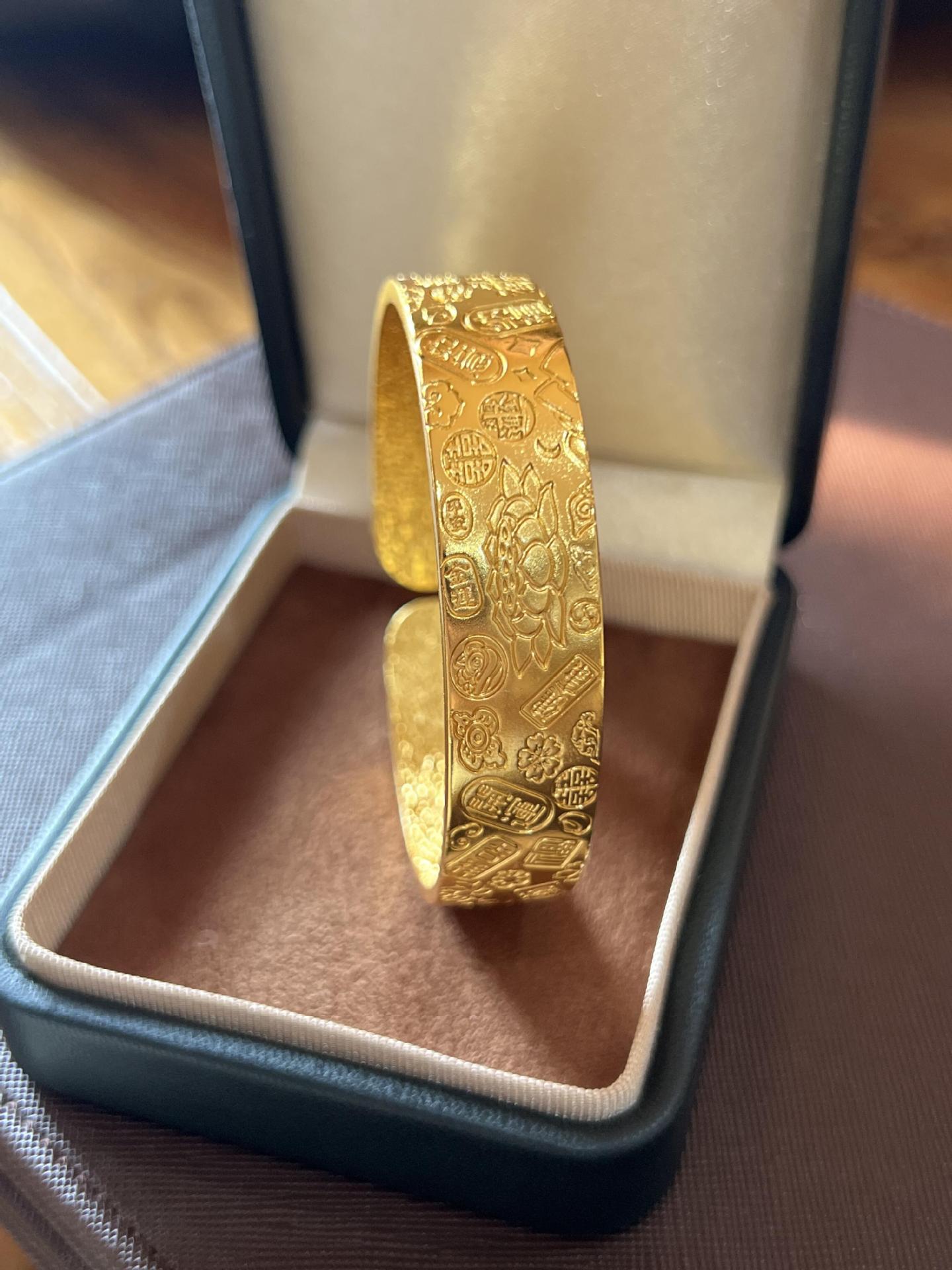 沙金饰品古法錾刻莲花吉言八宝手镯女金店宽版仿黄金福字开口手环详情8