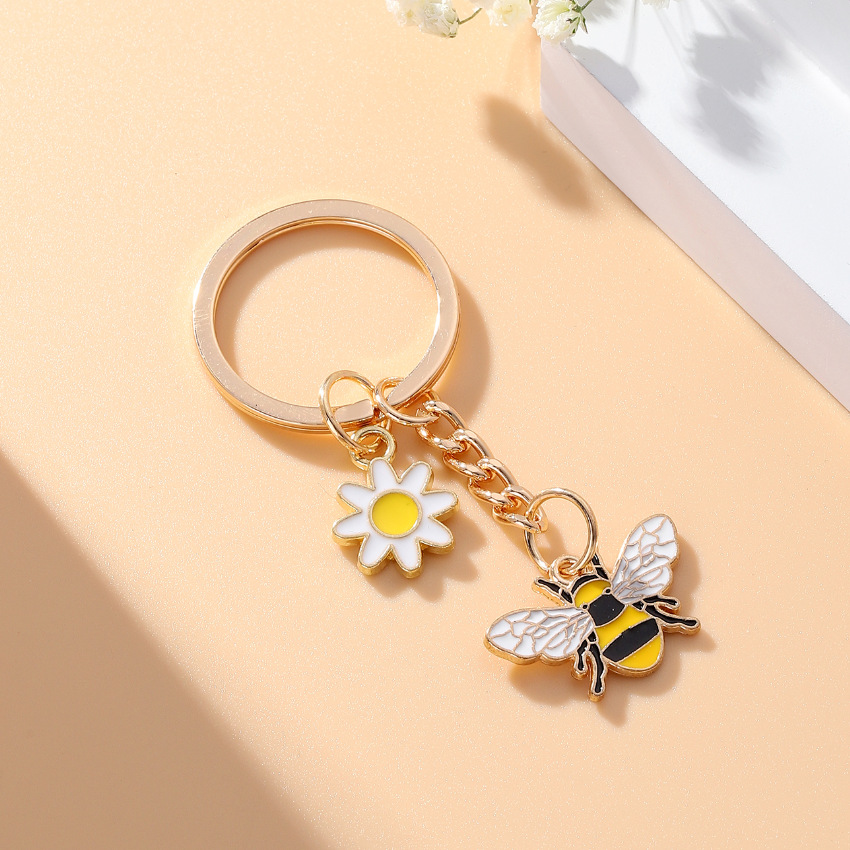 Creative and fresh Daisy metal keychain pendant, cute diamond-encrusted little bee keychain alloy decorative accessory pic 4