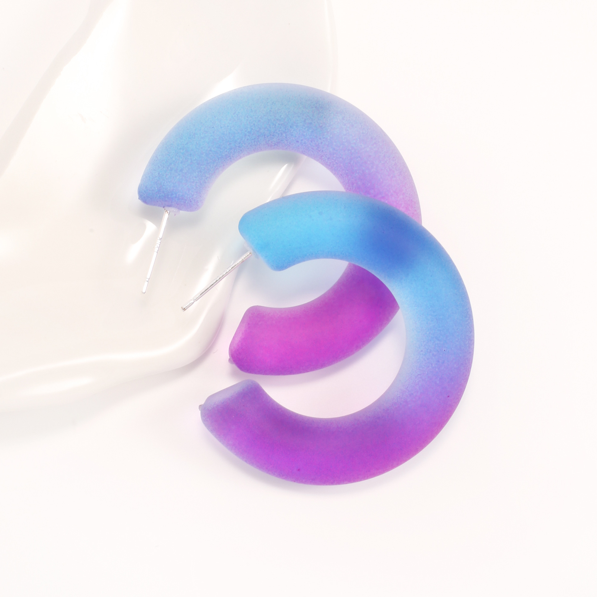 Korean-style simple and fresh gradient jelly color resin earrings, versatile and creative C-shaped semi-circular stud earrings for women pic 3