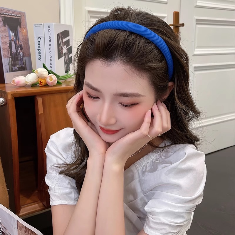 Klein blue hair band is a versatile summer accessory for women going out. It features a high-end, trendy hair band and a French retro hair tie headband pic 10